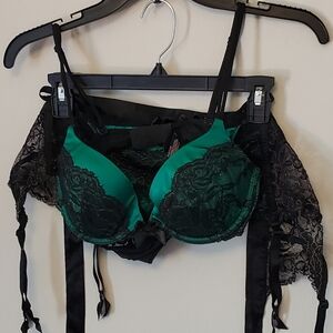 Vintage Victoria's Secret Black and Green Lace Bra Set